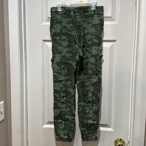 Old Navy green army fatigue print linen pant, women’s extra small.